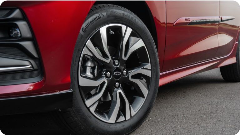 Roda de liga leve preta de 16" com face diamantada da linha de acessórios originais para o Chevrolet Onix Plus.