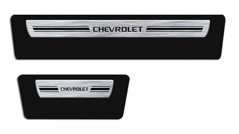 Soleira de porta resinada da linha de acessórios originais para o Chevrolet Onix Plus.