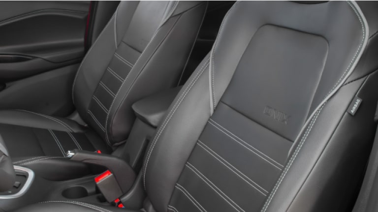 Revestimento premium para os bancos dianteiros da linha de acessórios originais Chevrolet para o Chevrolet Onix Plus. 