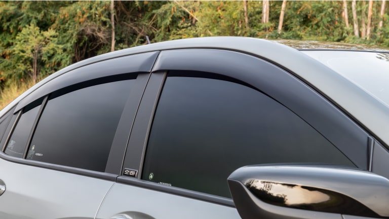 Calha de chuva da linha de acessórios originais Chevrolet para o Chevrolet Onix Plus. 