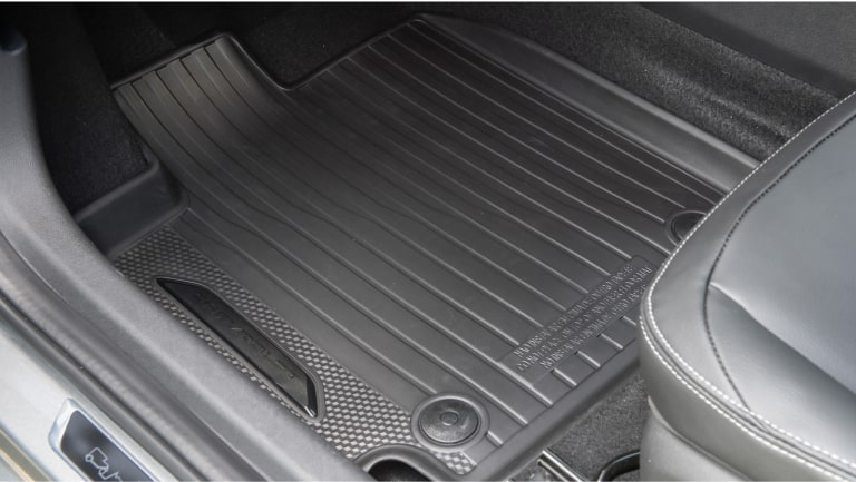 Jogo de tapetes de cabine de TPE tipo bandeja com logo Chevrolet da linha de acessórios originais Chevrolet para o Chevrolet Onix Plus. 