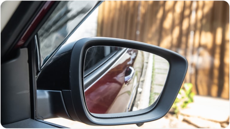 Luzes de boas vindas para o espelho retrovisor externo da linha de acessórios originais Chevrolet para o Chevrolet Onix Plus. 