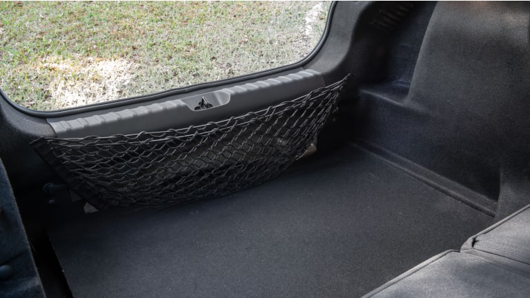 Rede de porta-malas da linha de acessórios originais Chevrolet para o Chevrolet Onix Plus. 