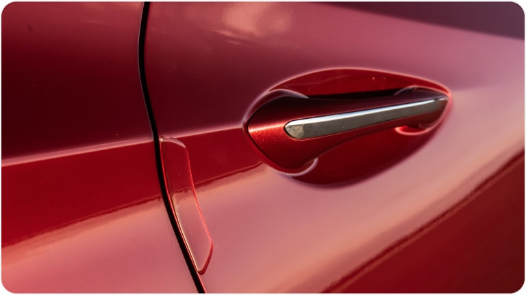 Save door da linha de acessórios originais Chevrolet para o Chevrolet Onix Plus. 