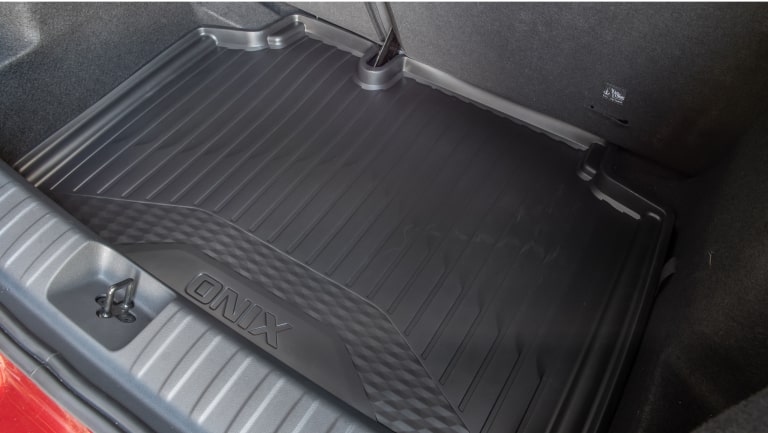  Tapete de porta malas tipo bandeja com logo Onix da linha de acessórios originais Chevrolet para o Chevrolet Onix Plus. 