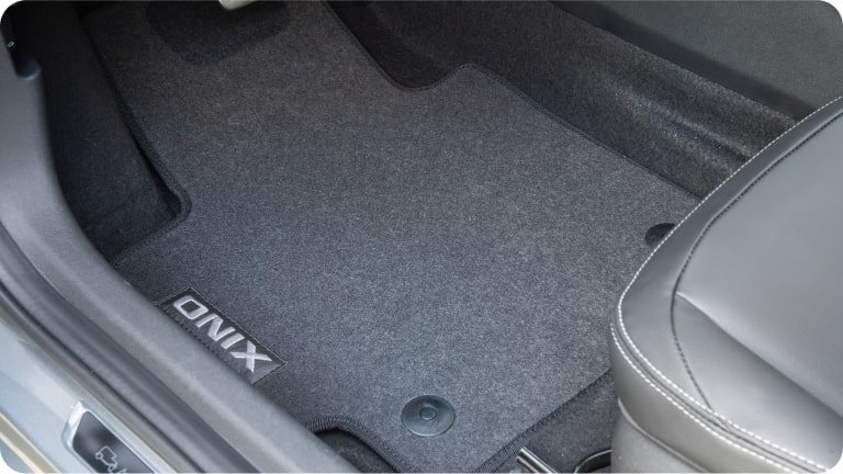 Jogo de tapetes de cabine de carpete da linha de acessórios originais Chevrolet para o Chevrolet Onix Plus. 