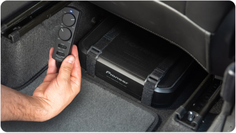 Subwoofer JBL para a linha de acessórios Chevrolet para o Chevrolet Onix Plus.