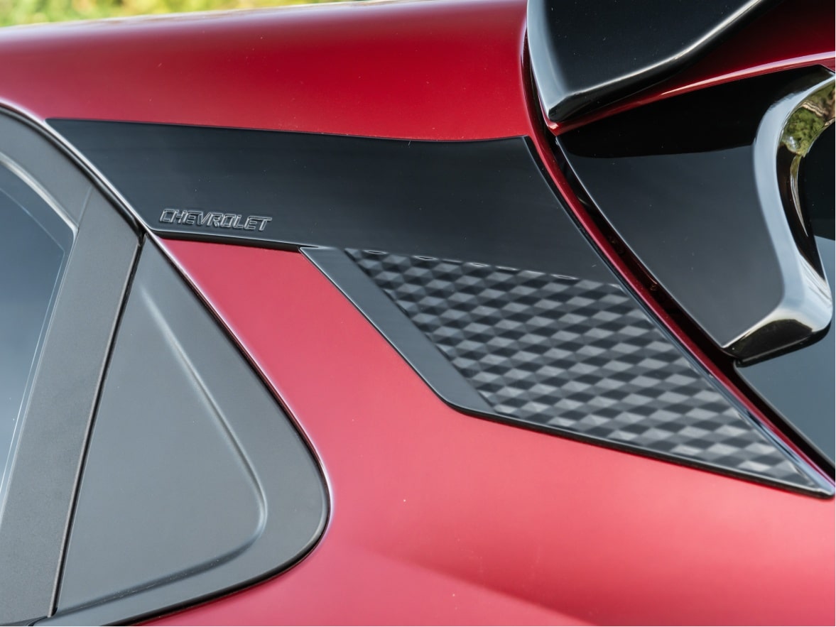 Detalhe do adesivo de coluna C aplicado em um Chevrolet Onix Plus para ilustrar a página de acessórios originais Chevrolet desenvolvida para o respectivo modelo.