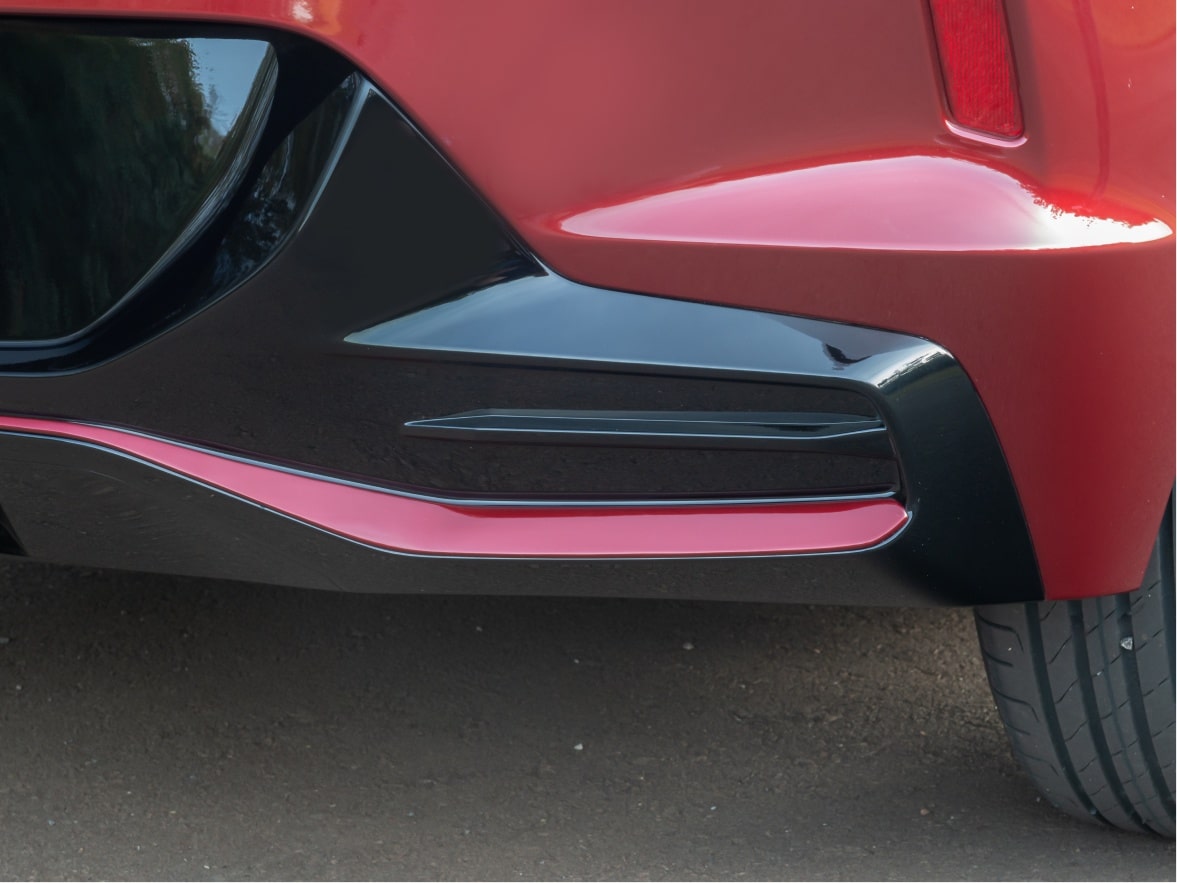 Detalhe aplique de para-choque de um Chevrolet Onix Plus para ilustrar a página de acessórios originais Chevrolet desenvolvida para o respectivo modelo.