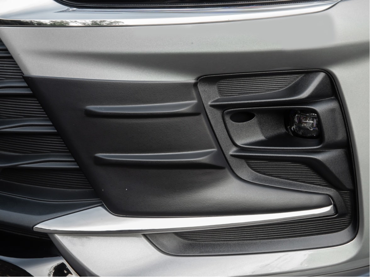 Detalhe aplique de para-choque de um Chevrolet Onix Plus para ilustrar a página de acessórios originais Chevrolet desenvolvida para o respectivo modelo.