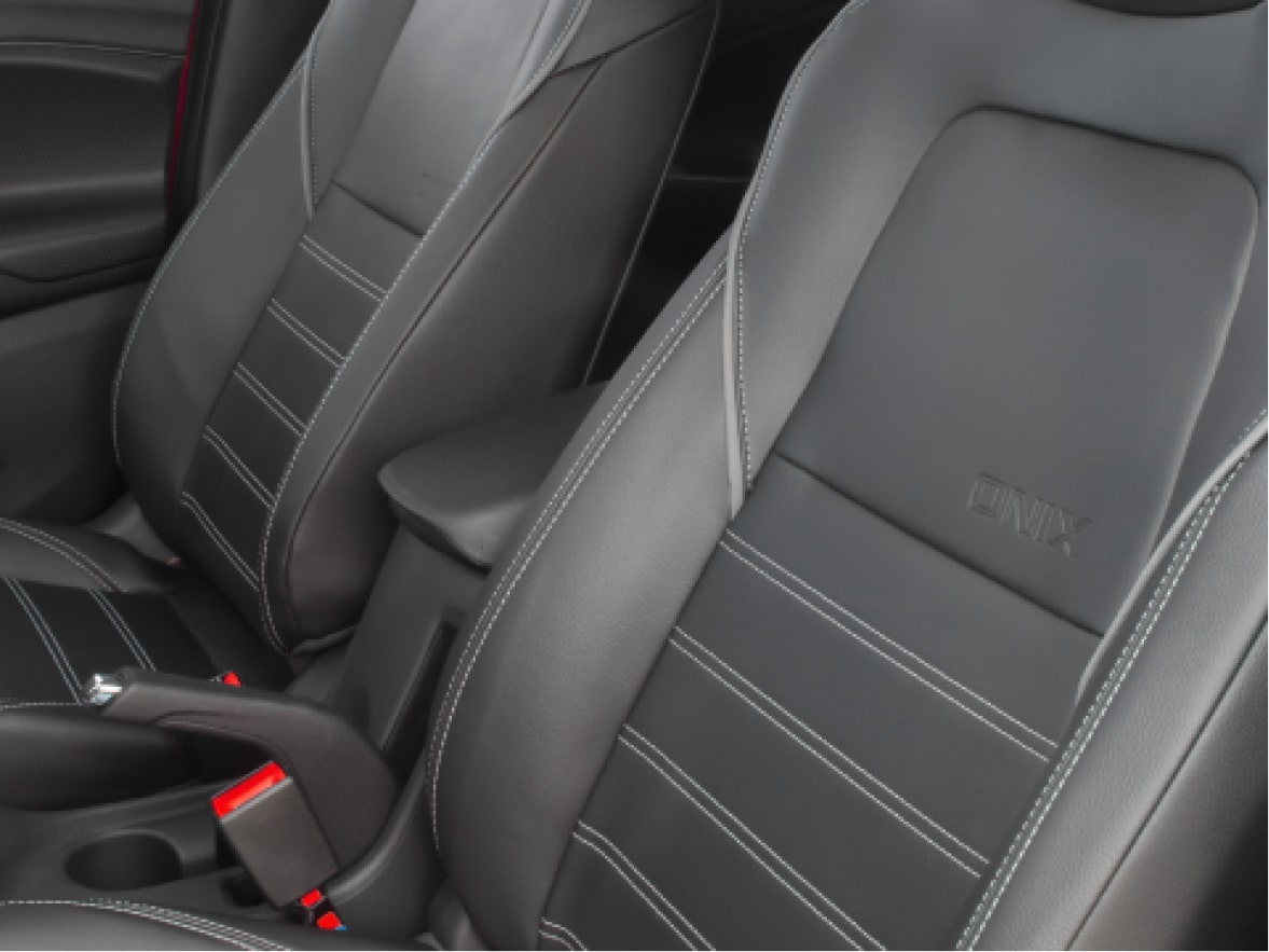 Detalhe dos bancos do motorista e do passageiro de um Chevrolet Onix Plus para ilustrar a página de acessórios originais Chevrolet desenvolvida para o respectivo modelo.