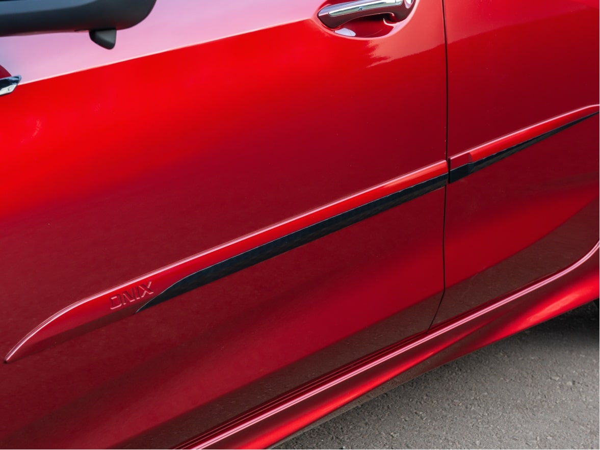 Detalhe friso de porta de um Chevrolet Onix Plus para ilustrar a página de acessórios originais Chevrolet desenvolvida para o respectivo modelo.