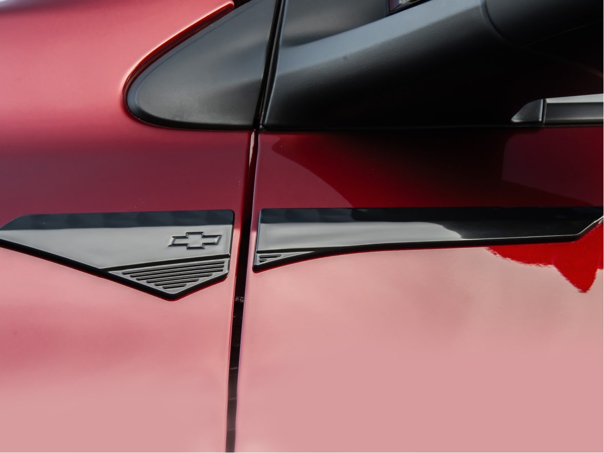 Detalhe friso de porta de um Chevrolet Onix Plus para ilustrar a página de acessórios originais Chevrolet desenvolvida para o respectivo modelo.