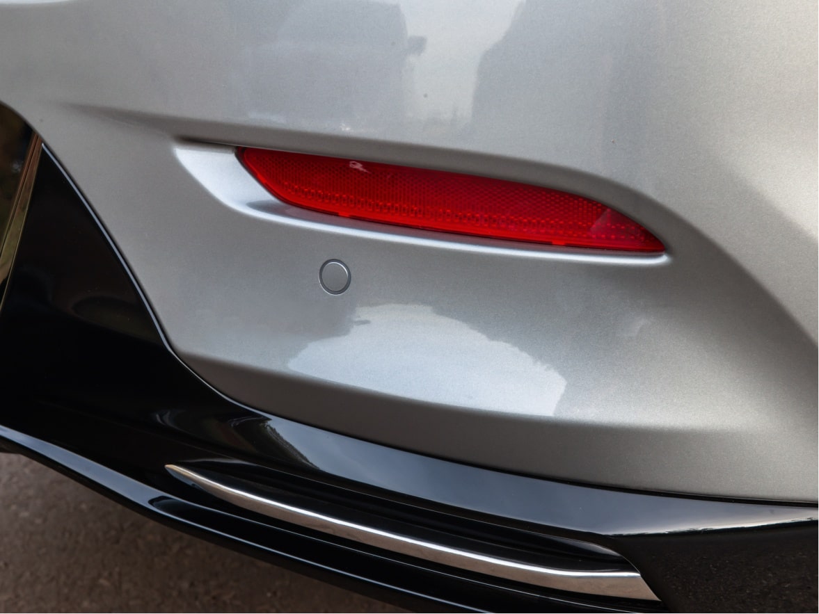 Detalhe do sensor de estacionamento instalado em um Chevrolet Onix Plus para ilustrar a página de acessórios originais Chevrolet desenvolvida para o respectivo modelo.