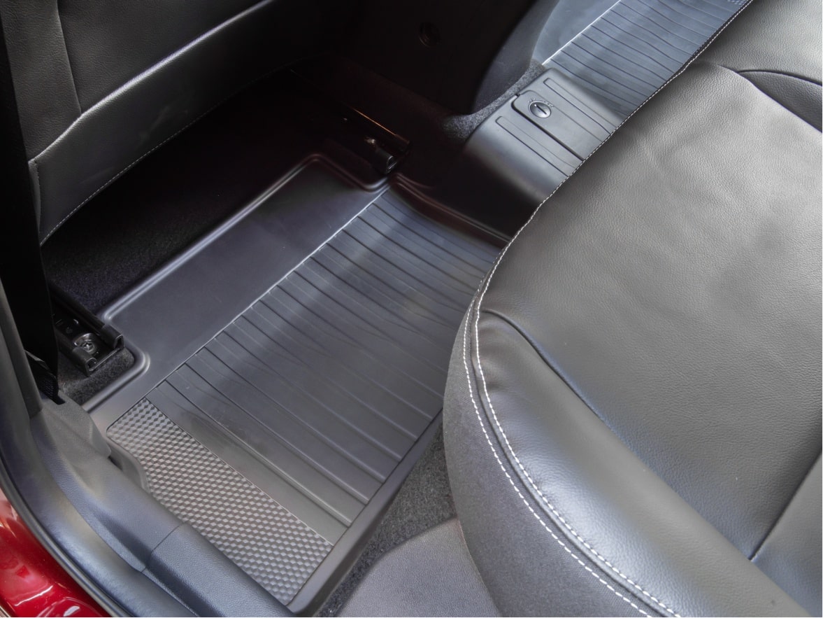 Detalhe do tapete de um Chevrolet Onix Plus para ilustrar a página de acessórios originais Chevrolet desenvolvida para o respectivo modelo.