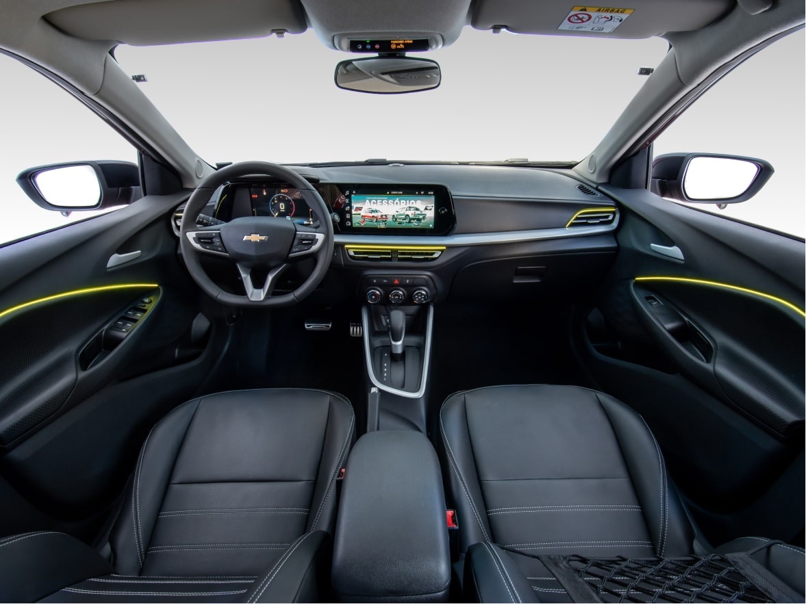 Visão interna frontal de um Chevrolet Onix Plus para ilustrar a página de acessórios originais Chevrolet desenvolvida para o respectivo modelo.