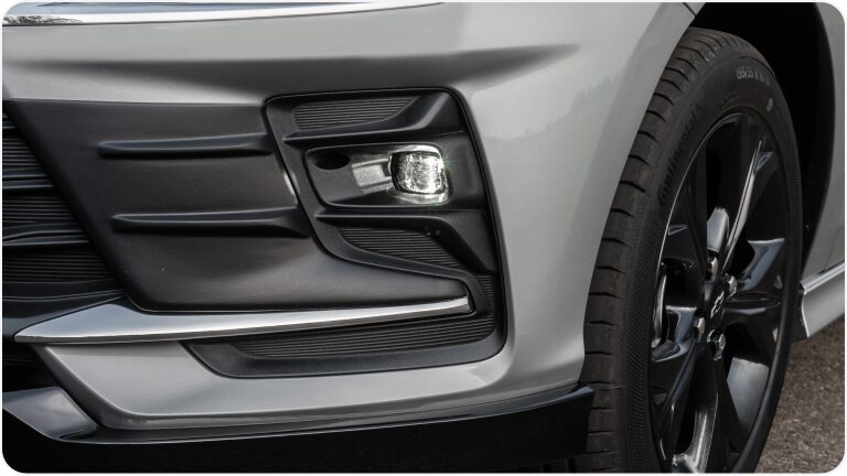 Farol de neblina dianteiro com regulagem elétrica da linha de acessórios originais Chevrolet para o Chevrolet Onix Plus. 