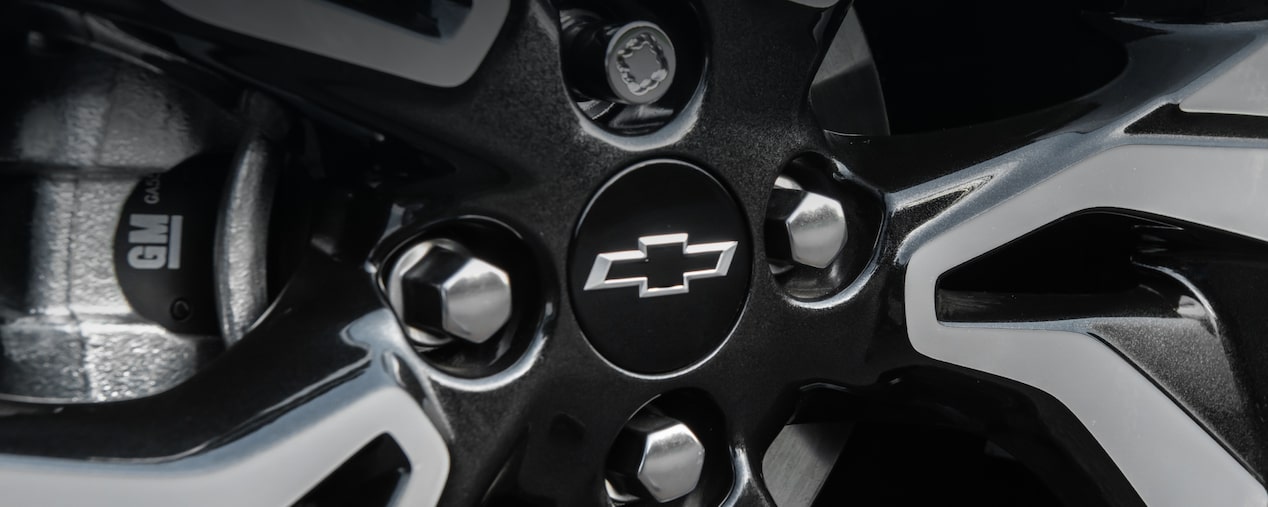 Detalhe da trava antifurto da linha de acessórios originais Chevrolet para o Chevrolet Onix Plus. No quadrante superior esquerdo, o texto: Onix - Segurança.