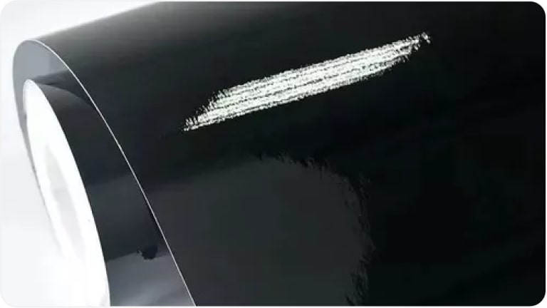 Rolo de envelopamento Black Piano da linha de acessórios originais Chevrolet para o Chevrolet Onix Plus. 