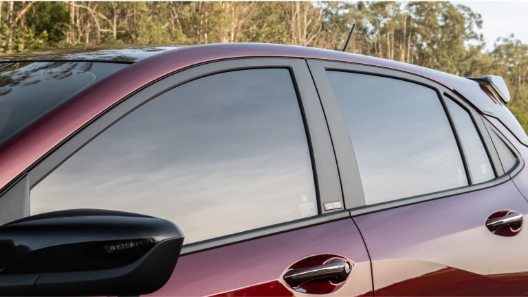 Rolo de película da linha de acessórios originais Chevrolet para o Chevrolet Onix Plus. 