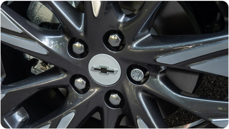 Trava antifurto do estepe da linha de acessórios originais Chevrolet para o Chevrolet Onix Plus. 