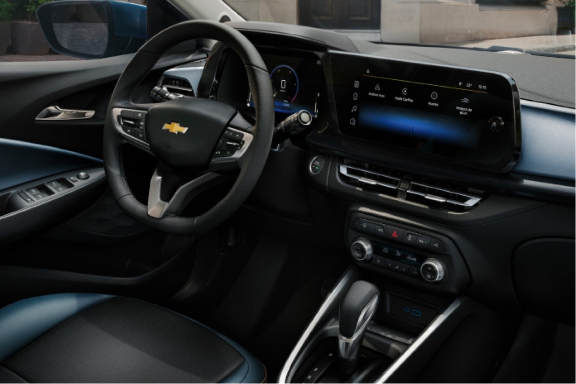 Volante multifuncional e painel digital do Chevrolet Onix Plus.