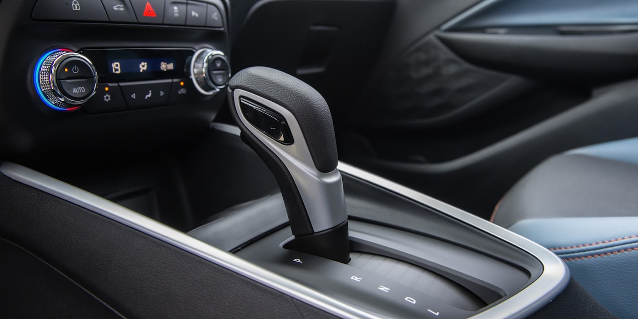 Câmbio automático do Chevrolet Onix com acabamento moderno e console central em destaque no interior do veículo.