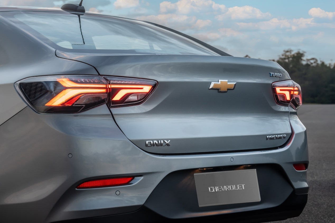 Detalhe da porta malas Chevrolet Onix