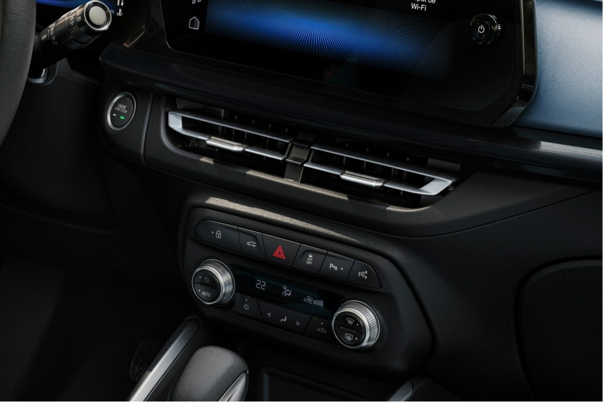 Detalhe do ar-condicionado digital com controles rotativos.