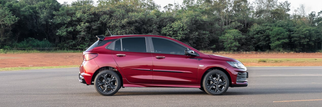 Imagem ambientada do Chevrolet Onix para ilustrar a página de acessórios originais Chevrolet desenvolvida para o respectivo modelo.