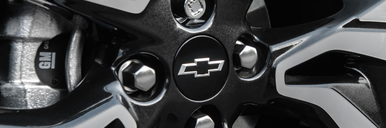 Detalhe da roda do Chevrolet Onix para ilustrar a página de acessórios originais Chevrolet desenvolvida para o respectivo modelo.