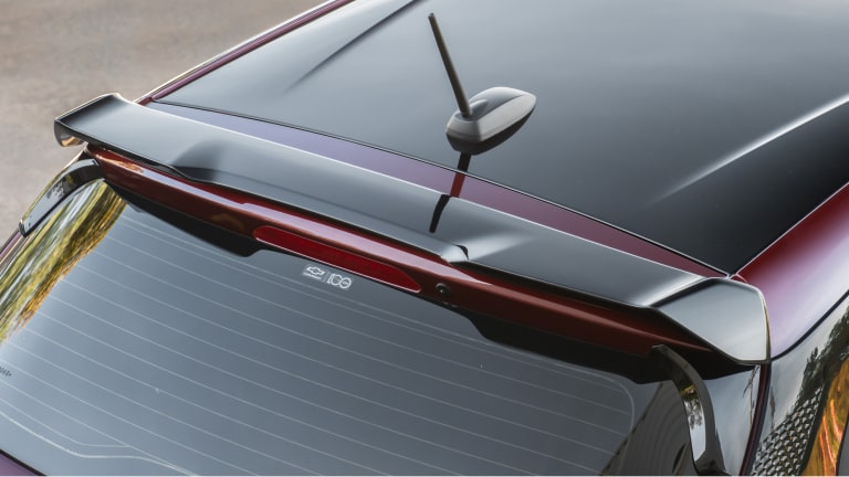 Haste de antena esportiva Chevrolet Onix HB para a respectiva página de acessórios.