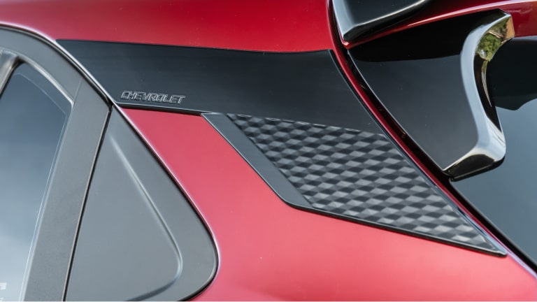 Aplique ornamental de coluna C da linha de acessórios originais para o Chevrolet Onix HB.