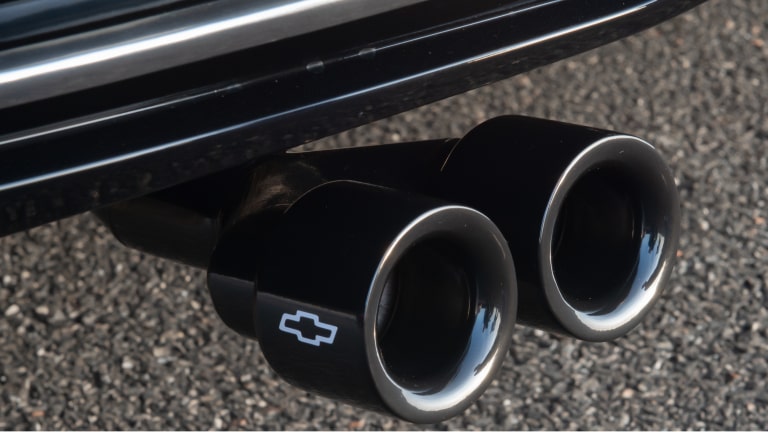 Bocal duplo diamantado de escapamento  da linha de acessórios originais para o Chevrolet Onix HB.