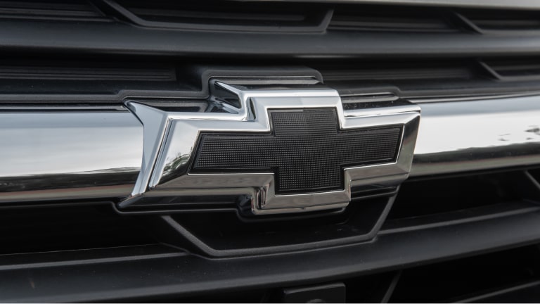 Emblema frontal Chevrolet na cor preta do Chevrolet Onix HB para a respectiva página de acessórios.