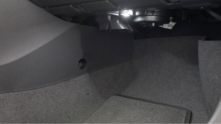 Iluminação interna em LED RGB (tipo ambiente atmosfera) do Chevrolet Onix HB para a respectiva página de acessórios.