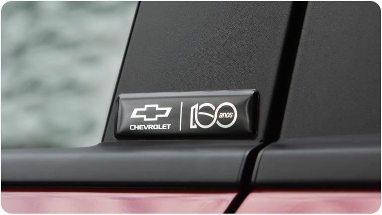 Logo Chevrolet 100 Anos para porta do Chevrolet Onix HB para a respectiva página de acessórios.