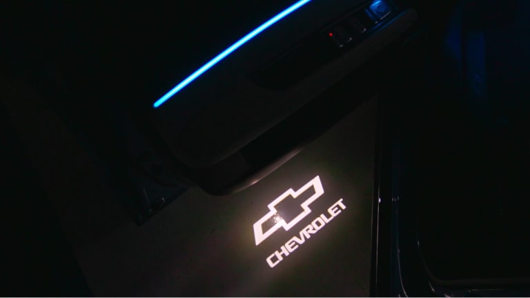 Luz de cortesia com logo Chevrolet 100 Anos da linha de acessórios originais para o Chevrolet Onix HB.