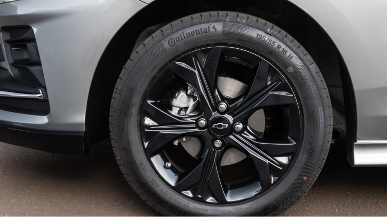 Roda de liga leve preta de 15" linha de acessórios originais para o Chevrolet Onix HB.