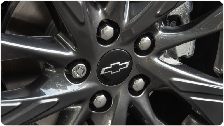 Calotinha de centro de roda de 16" na cor cinza Carbon Flash com preto do Chevrolet Onix HB para a respectiva página de acessórios.