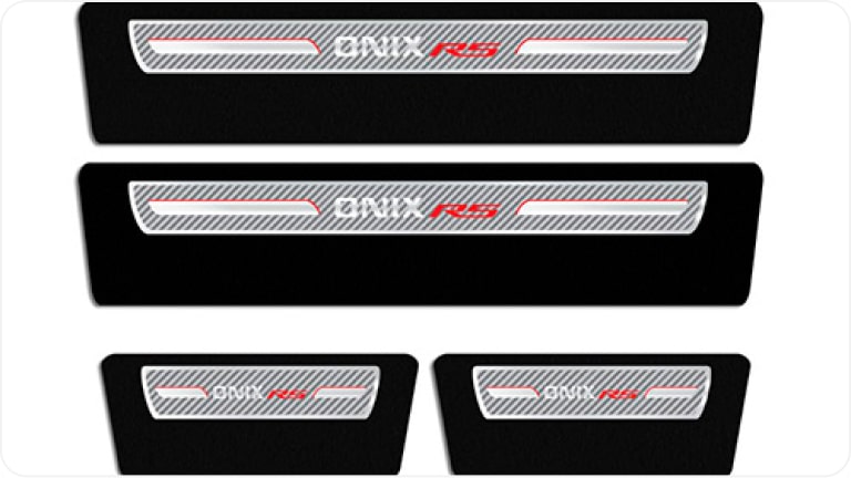 Soleira de porta resinada Onix RS da linha de acessórios originais para o Chevrolet Onix HB.