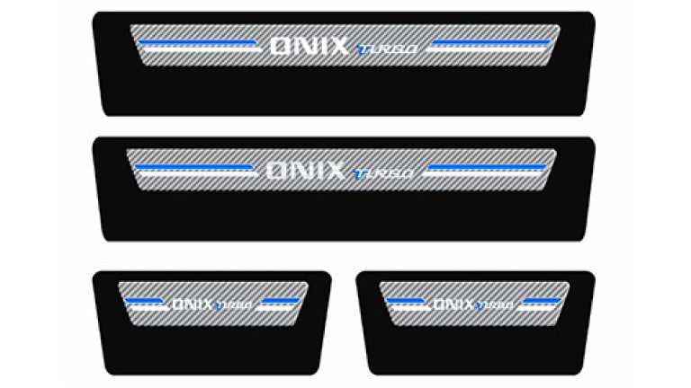 Soleira de porta resinada Onix Turbo da linha de acessórios originais para o Chevrolet Onix HB.