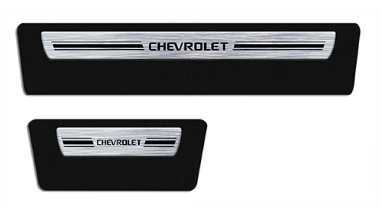 Soleira de porta resinada da linha de acessórios originais para o Chevrolet Onix HB.