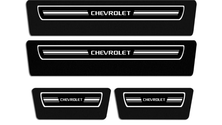 Soleira de porta resinada da linha de acessórios originais para o Chevrolet Onix HB.