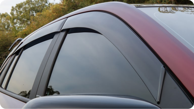 Calha de chuva da linha de acessórios originais Chevrolet para o Chevrolet Onix HB. 