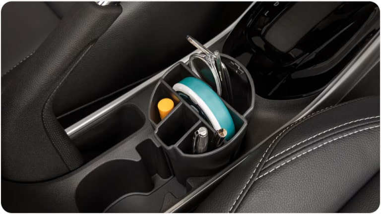 Organizador interno de porta-copos da linha de acessórios originais Chevrolet para o Chevrolet Onix HB. 
