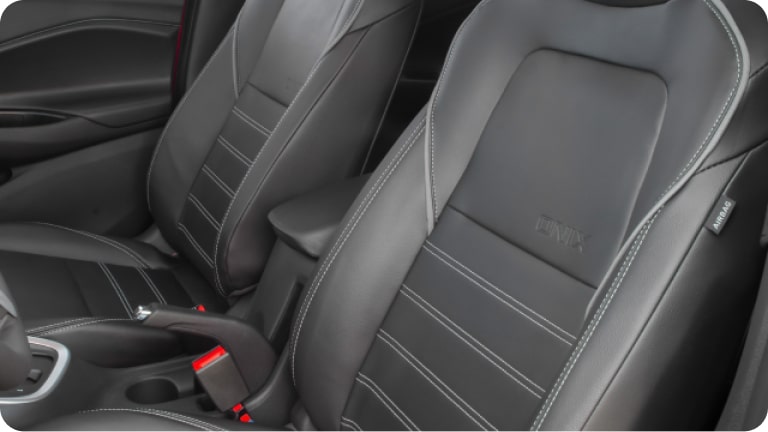 Revestimento premium para os bancos dianteiros da linha de acessórios originais Chevrolet para o Chevrolet Onix HB.