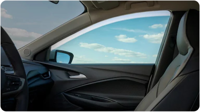 Rolo de película solar da linha de acessórios originais Chevrolet para o Chevrolet Onix HB. 