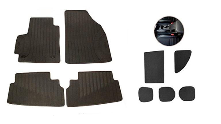 Jogo de tapetes de cabine de PVC com logo Onix em baixo relevo da linha de acessórios originais Chevrolet para o Chevrolet Onix HB. 