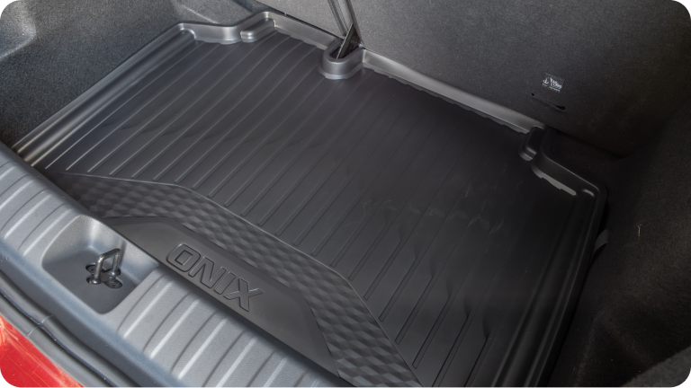 Jogo de tapetes de cabine de TPE tipo bandeja com logo Chevrolet da linha de acessórios originais Chevrolet para o Chevrolet Onix HB. 